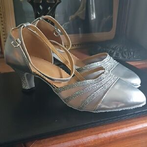 Amazon Low Heel Sparkley Silver Dance Shoes NWT Sz 8.5